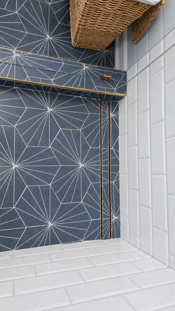 Upright geometric shower floor detail